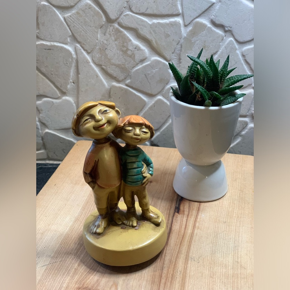 VINTAGE | Two Boy Figurines On Music Box | Que Sera Sera